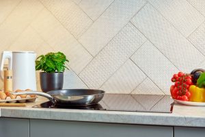 induction-hob-with-white-backsplash-scaled